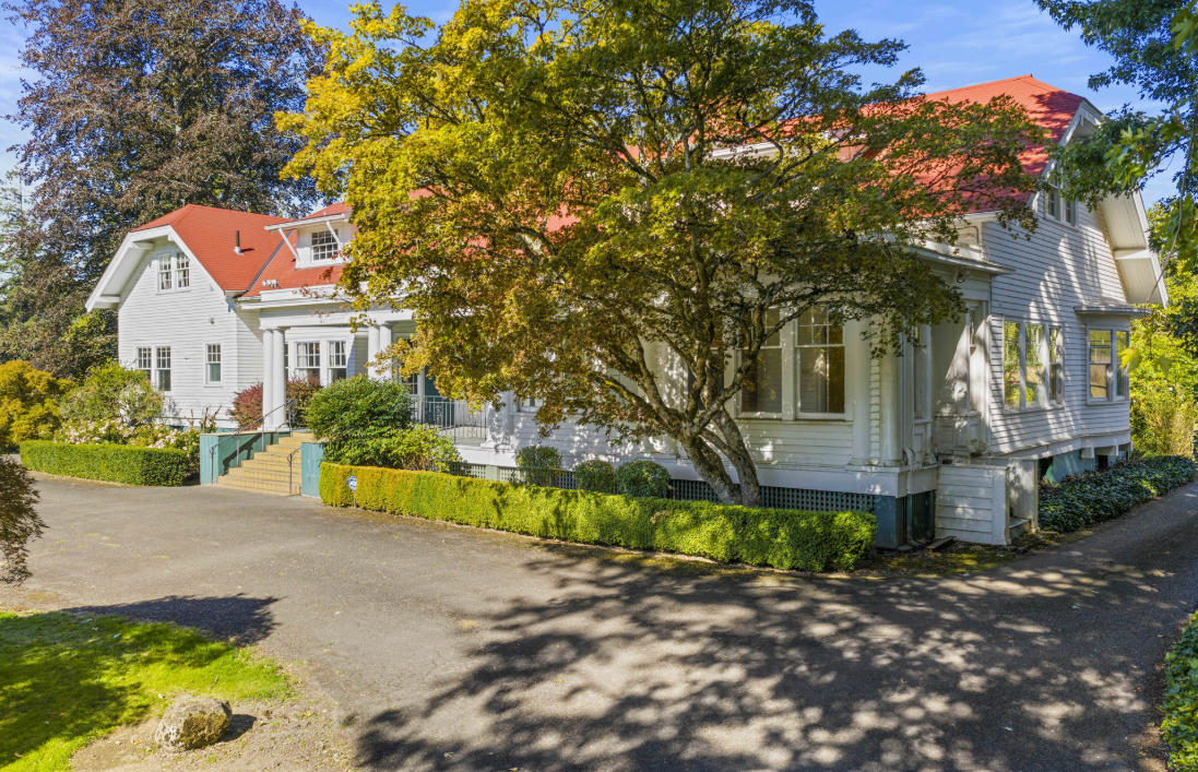 20+ ACRES | MAIN RESIDENCE/POOL & TENNIS CARRIAGE HOUSE | GUEST HOUSE BARN